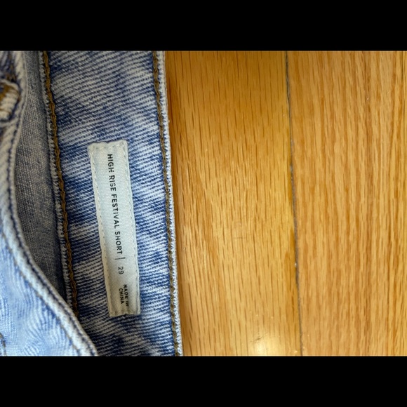 Light wash, high waisted jean shorts! - Picture 2 of 3